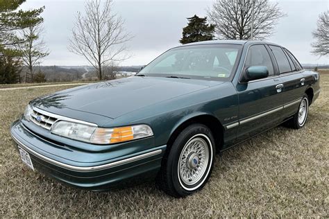 Used 1995 Ford Crown Victoria Specs & Features 